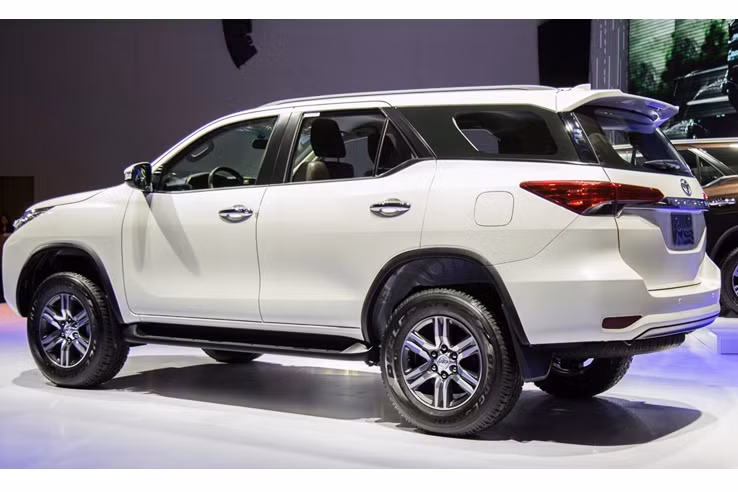 Tại thị trường Việt Nam, Toyota Fortuner 2017 có 2 tùy chọn động cơ khác nhau. Đầu tiên là động cơ diesel 4 xy-lanh thẳng hàng, tăng áp, dung tích 2,4 lít với công suất tối đa 110 kW tại vòng tua máy 3.400 vòng/phút và mô-men xoắn cực đại 400 Nm tại dải vòng tua từ 1.600 - 2000 vòng/phút. Động cơ kết hợp với hộp số sàn 6 cấp.