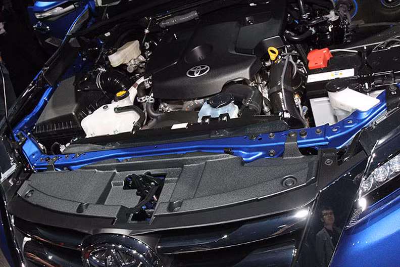 Không có khác biệt nào về động cơ giữa mẫu xe tại thị trường Việt Nam và bản Trung Đông. Xe trang bị loại 2,7 lít Dual VVT-i (hệ thống điều khiển van biến thiên kép), công suất 164 mã lực tại vòng tua máy 5.200 vòng/phút, mô-men xoắn cực đại 245 Nm tại 4.000 vòng/phút. Hộp số tự động 6 cấp, dẫn động 2 cầu.