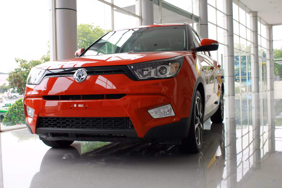 Như vậy, hiện mức giá bán của chiếc Tivoli phiên bản số tự động sẽ là 555 triệu đồng thay cho mức giá 630 triệu đồng trước đó, một mức giá bán khá mềm đối với một mẫu xe với nhiều trang bị công nghệ hiện đại. Nếu so sánh với giá bán của đối thủ Ford EcoSport tại Việt Nam thì hiện Tivoli rẻ hơn trong khoảng từ 30 đến 100 triệu đồng.