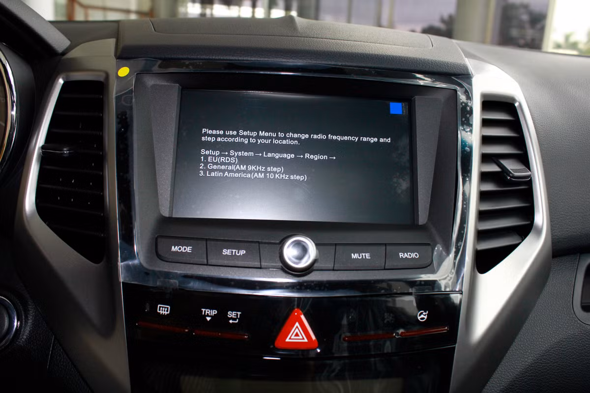 Vô-lăng của xe dạng 3 chấu thể thao tích hợp các phím bấm điều khiển đa chức năng được mạ crôm sáng, ghế bọc da, điều hòa hai vùng độc lập, màn hình giải trí ở trung tâm kích thước 7 inch và có kết nối với smartphone, camera lùi, MP3, cruise control...