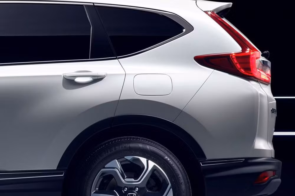 Ở phía sau là cụm đèn hậu nằm dọc truyền thống, nhưng được hãng cải tiến lại trông hiện đại hơn với thanh crôm sáng bóng. Bộ mâm 5 chấu dạng hoa xẻ quạt làm bằng hợp kim sáng kích thước lớn 18 inch.