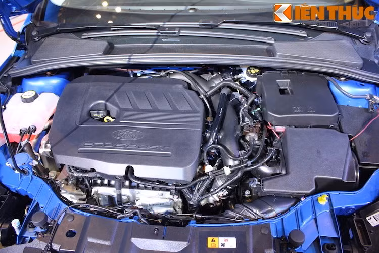 Động cơ này kết hợp cùng hộp số tự động 6 cấp ly hợp kép, Focus Trend nay có thể đạt được hiệu năng mạnh mẽ nhất nhì phân khúc: công suất cực đại 177 mã lực với mô-men xoắn cực đại 240Nm và tiết kiệm nhiên nhiệu hơn 20%, ít khí thải hơn khoảng 15%.