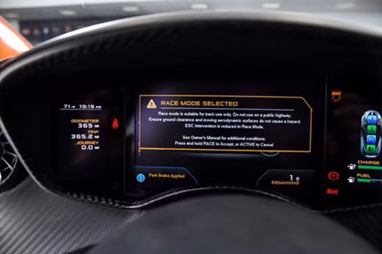 Phương châm của McLaren là P1 không cần phải nhanh nhất, tuy nhiên nó phải là một mẫu xe đáng giá nhất thế giới. Bên trong xe, ngoài các trang bị nội thất da cùng carbon... nó còn sở hữu những thiết bị giải trí bao gồm màn hình cảm ứng, hệ thống âm thanh, kết nối điện thoại thông minh... 