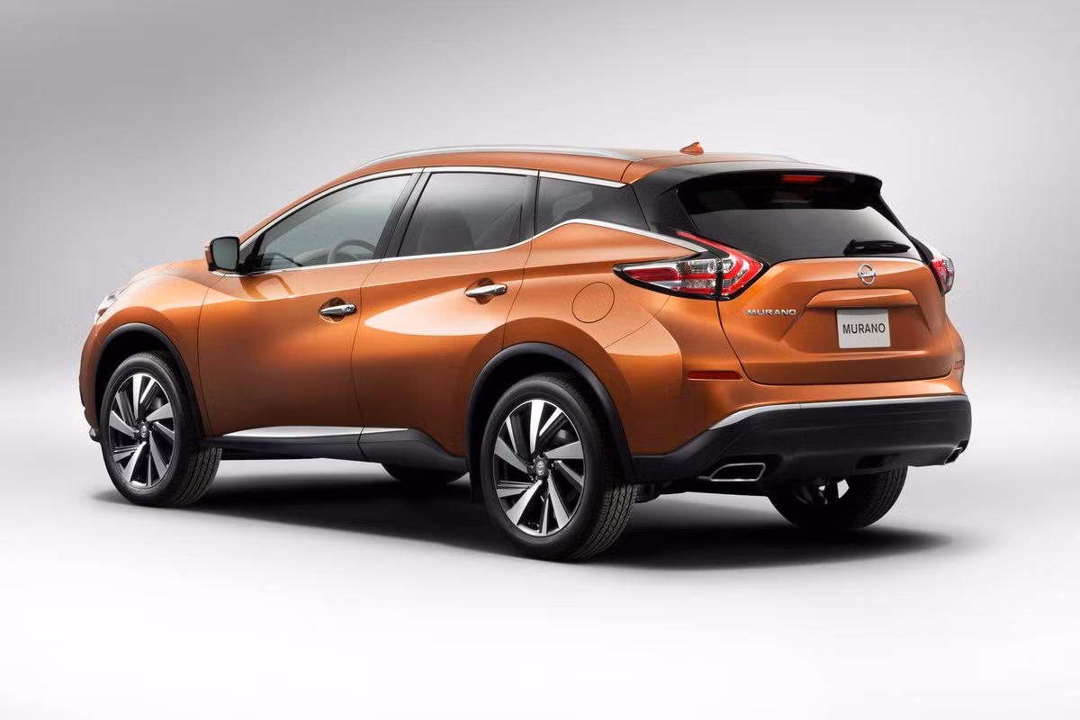 Hai bản đắt nhất đó là Nissan Murano 2018 cấu hình Murano SL 2018 được bổ sung thêm cốp điện thông minh, cửa sổ trời và gói trang trí Midnight Edition có giá bán 38.250 USD (868 triệu đồng). Cuối cùng là Murano Platinum có cốp sau chỉnh điện thông minh và cửa sổ trời kép, giá 41.980 USD (952 triệu đồng).