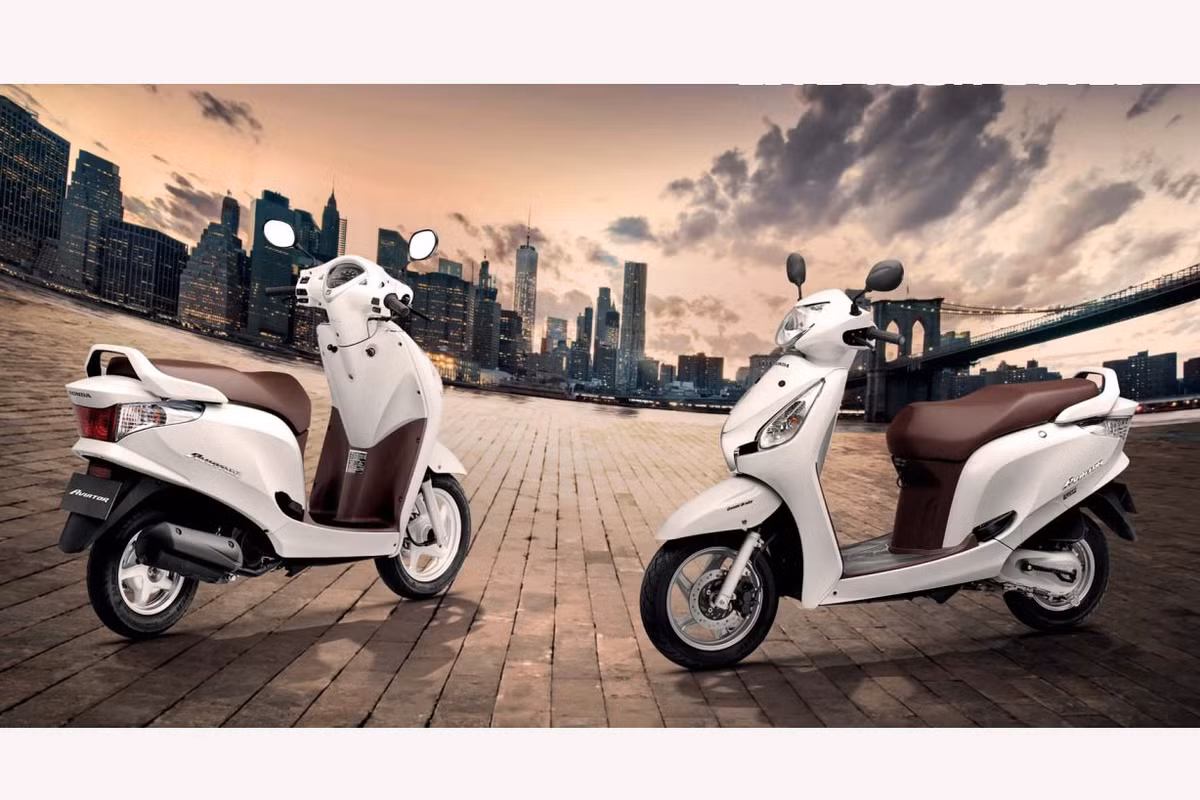 Hãng xe máy đình đám Nhật Bản - Honda vừa chính thức giới thiệu tới người tiêu dùng tại thị trường Ấn Độ mẫu xe tay ga Honda Aviator 2017 đạt tiêu chuẩn khí thải mới nhất BSIV. 