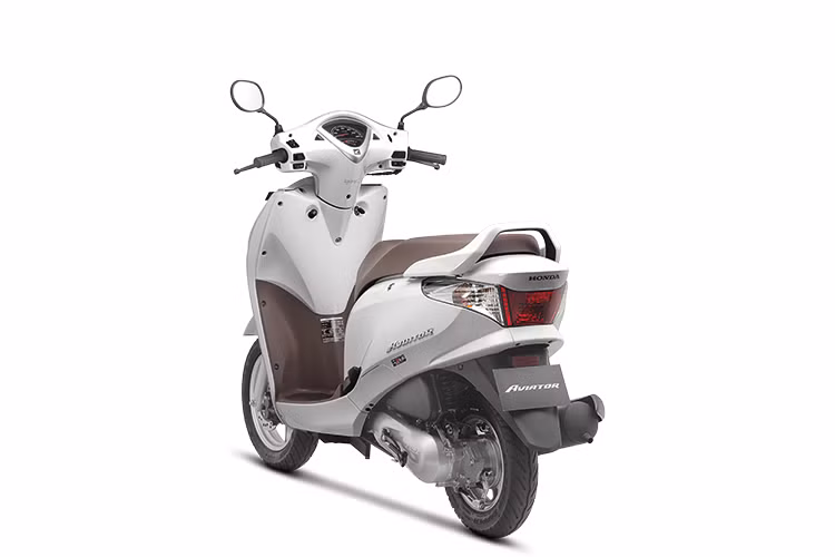 Trong khi đó, phần đuôi xe ấn tượng với cụm đèn hậu lớn, cặp đèn xi-nhan dạng to bản ôm gọn vào thân xe tạo hình uốn lượn khá bắt mắt. Tuy nhiên nhiều người dùng đánh giá thiết kế này khá thô kệch.