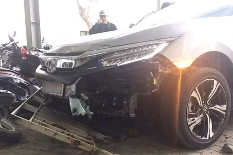 Civic 2017 mới có giá 950 triệu đồng. Xe được nhập khẩu nguyên chiếc từ Thái Lan về Việt Nam và sử dụng động cơ 4 xy-lanh, tăng áp, dung tích 1,5 lít, sản sinh công suất tối đa 170 mã lực tại vòng tua máy 5.500 vòng/phút cùng mô-men xoắn cực đại 220 Nm tại vòng tua máy 5.500 vòng/phút. Động cơ kết hợp với hộp số CVT thế hệ mới.