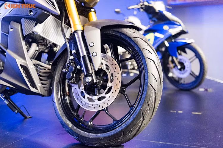 Một trong những đặc điểm nổi bật nhất của TFX150 chính là cặp phuộc nhún dạng upside-down được sơn màu nổi bật, vốn chỉ được trang bị trên những dòng xe mô-tô phân khối lớn cao cấp.