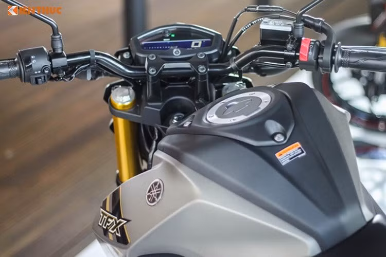 Vì được thiết kế phong cách thể thao giống R15 nên phần yên sau khá cao. Bình xăng của TFX150 có dung tích 10.2 lít cùng thiết kế góc cạnh làm tăng vẻ mạnh mẽ, thể thao cho mẫu xe côn tay cỡ nhỏ mới này.