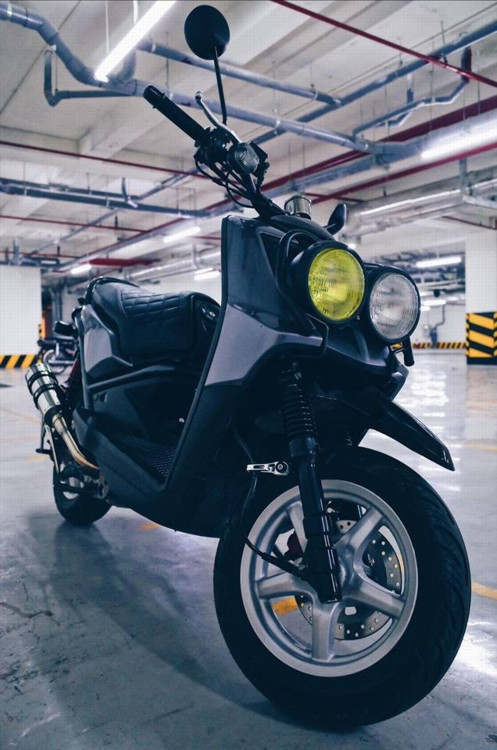 Thành viên Q.N thuộc nhóm BWS Hà Nội là người sở hữu chiếc BWS mới cứng cho biết mẫu xe này hiện khá hiếm và gần như không có hàng mới tại Việt Nam, muốn nhập về người chơi thường sẽ tốn từ 80-120 triệu cho mỗi chiếc xe tùy vào xuất xứ, mức giá này cao hơn rất nhiều so với mức giá của phiên bản BWS nhập từ Đài Loan mà Yamaha Việt Nam từng phân phối với giá rẻ một nửa.