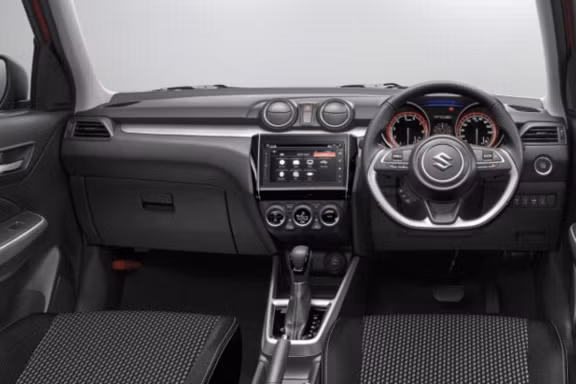 Nội thất của Swift Sport 2018 được hãng xe ôtô Suzuki trang bị với không gian chủ đạo màu đen xám, các ghế ngồi mang phong cách thể thao được bọc da với tựa lưng màu sáng tương phản.