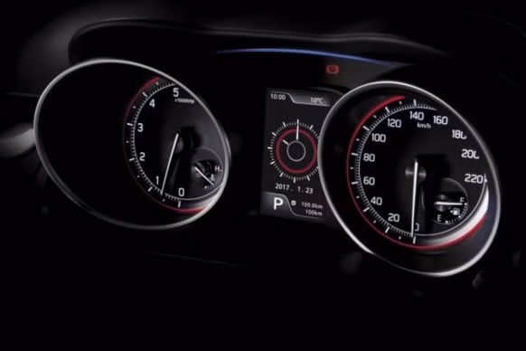 Khu vực bảng táp-lô được bố trí cửa gió điều hòa hoàn toàn mới, hệ thống thông tin giải trí mới đi kèm một màn hình cảm ứng cỡ lớn ở giữa trung tâm, cần số, vô-lăng bọc da và cụm đồng hồ mang thiết kế hiện đại bao gồm 2 đồng hồ dạng analog và một màn hình TFT trung tâm.