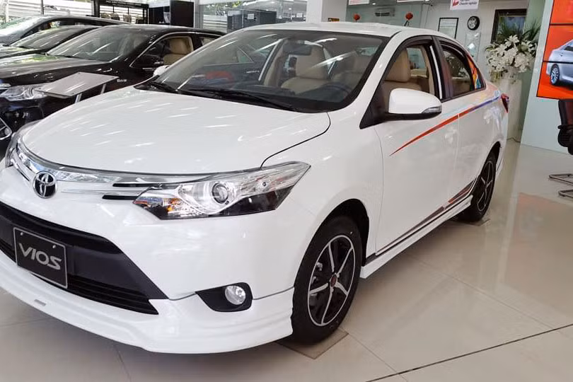 Còn nhớ vào thời điểm tháng 6 vừa qua, thị trường ôtô Việt Nam cũng vừa đón nhận phiên bản nâng cấp của chiếc Vios với bộ bodykit thể thao TRD kèm giá bán 644 triệu đồng mang phong cách tương tự mẫu xe này. Trong khi tại thị trường Malaysia, Toyota Vios Sports Edition 2017 có giá bán 85.300 RM (tương đương 452 triệu đồng).