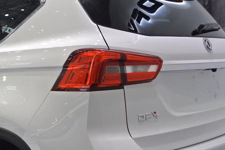 Hệ thống đèn cũng được lắp đặt khá chắc chắn.