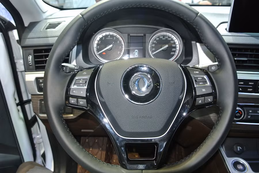 Vô lăng xe bọc da sang trọng.