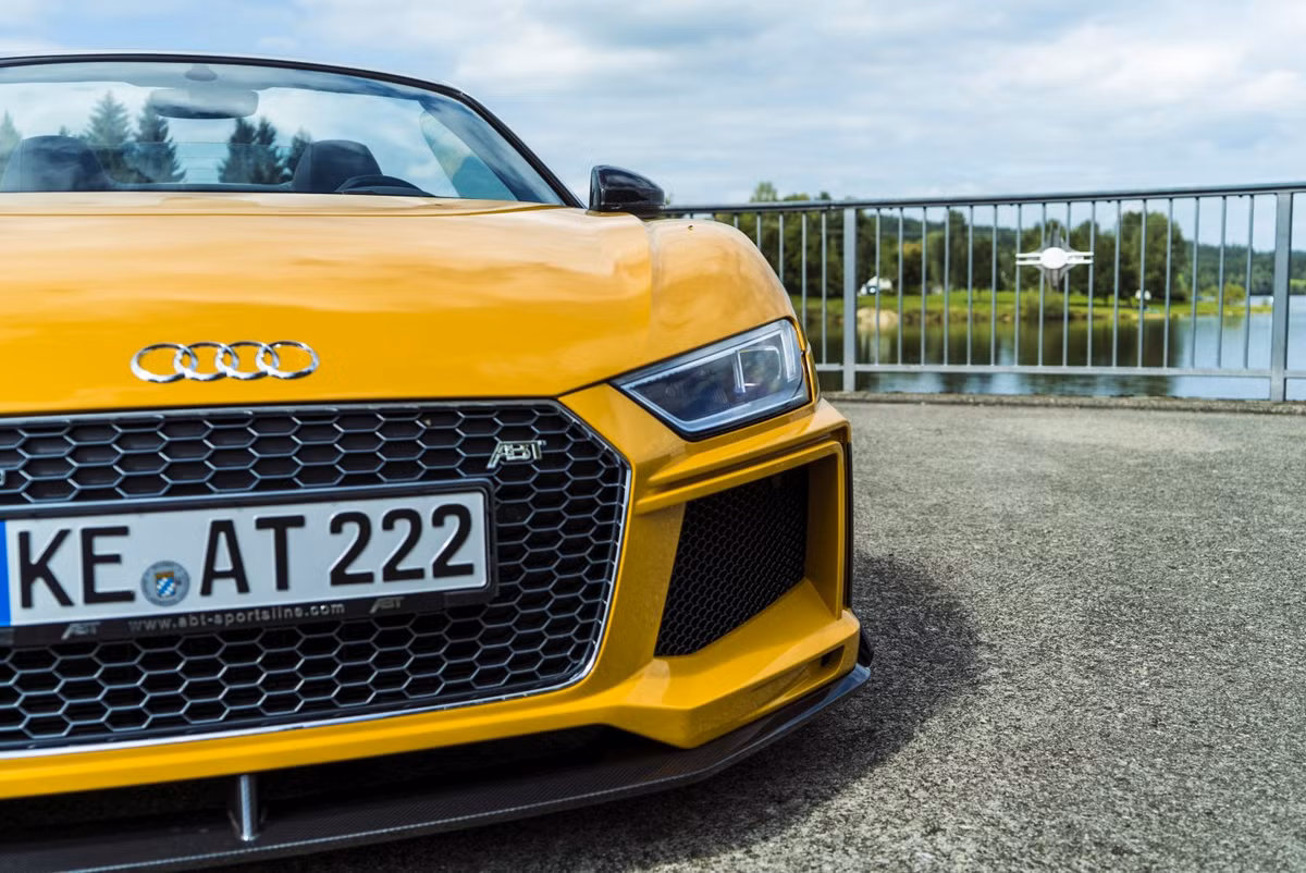 “Race” là một sự phát triển của gói ‘Street’ với các hốc gió nằm sâu hơn, đường rãnh nhỏ và lưới tản nhiệt kép dạng tổ ong. Ở phía sau cũng có hốc gió cỡ lớn với những đường vuông vức với một cản sau hầm hố, hệ thống ống xả kép bằng thép không gỉ cũng được thiết kế lại cùng một bộ khuếch tán phía sau lớn hơn.