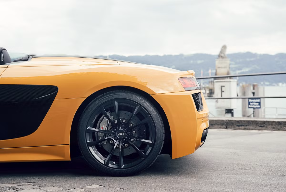 Gói ‘Race’ sở hữu nhiều chi tiết bằng sợi carbon như các tấm thân xe và bộ tách gió phía trước, các lưỡi cắt gió, thông gió ở các vòm bánh xe cùng nhiều chi tiết khác. Bộ khuếch tán phía sau cũng được làm từ sợi cacbon và cản sau và phía trước bánh sau.