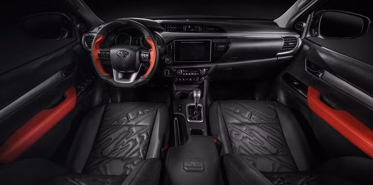 Carlex đã sử dụng loại da dập nổi và chần chỉ với các họa tiết mô phỏng vết bùn bắn trên bề mặt các ghế ngồi. Ngoài ra hãng độ này còn khiến cabin xe nổi bật hơn khi phối giữa 2 tông màu nội thất khác nhau.