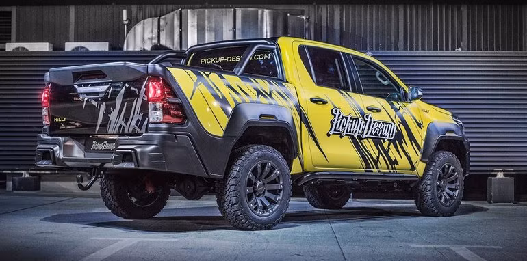 Tất cả các chi tiết này đều được đúc nhựa đen mờ và có thiết kế góc cạnh mạnh mẽ. Phần thân xe nguyên bản cũng được hãng trang trí lại với bộ decal họa tiết sắc sảo, hiện đại theo phong cách khá nổi loạn.