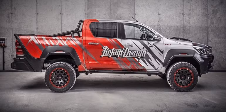 Bên cạnh đó, hãng độ Carlex Design còn tiến hành nâng cấp bộ mâm xe đa chấu sơn đen đi cùng bộ vỏ chuyên dụng cho địa hình.