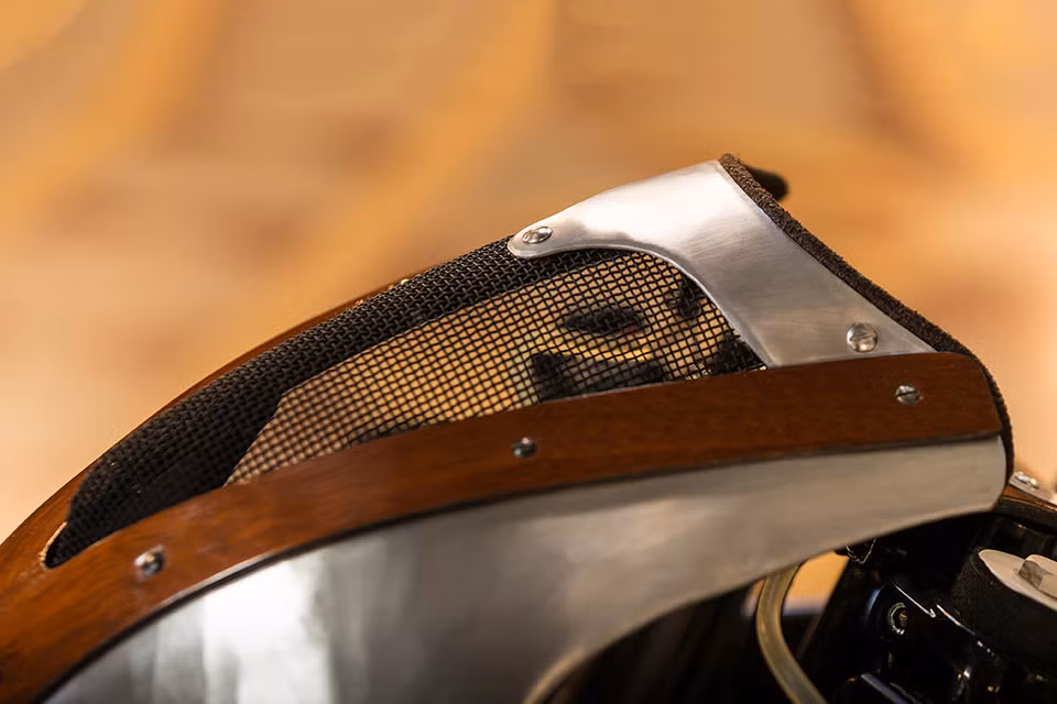 Phần khung monocoque được chế tác hoàn toàn thủ công bằng nhôm và gỗ, đặc biệt hơn,các kĩ sư của Be Unique 2.22 đã giữ nguyên màu sắc tự nhiên tạo nên một chiếc cafe racer cổ điển chính hiệu, đầy tính nghệ thuật. Khung sườn của xe cũng được tinh chỉnh để phù hợp với thân xe mới. Trong khi phần đuôi xe được cắt ngắn và tay lái thay bằng loại clip-on thường thấy trên những chiếc cafe racer.