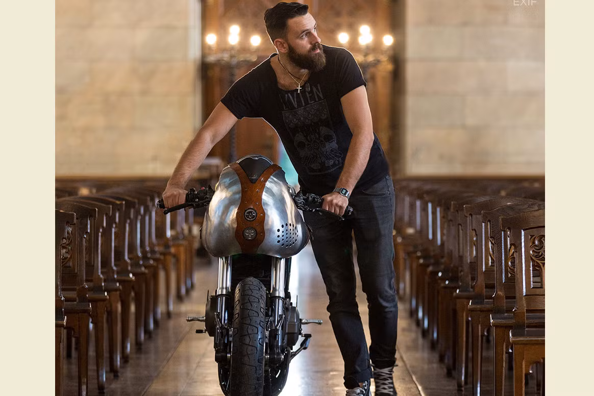 Adrian Frommherz đã bắt đầu làm quen với những chiếc môtô từ khi ông lên 5 tuổi, đó cũng là lí do tại sao mỗi sản phẩm được ông trực tiếp đảm nhận luôn đạt được giới hạn cao nhất về sự hoản hảo. Và Hypermotard cũng không ngoại lệ.