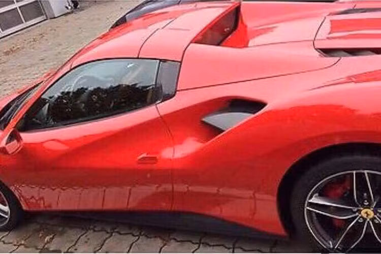 Với hệ động lực mới, 488 Spider có khả năng đạt 100 km/h chỉ trong 3 giây, 200 km/h trong 8,7 giây và đạt tốc độ tối đa 325 km/h. So với bản coupe, chiếc xe chậm hơn 0,4 giây ở 0-200 km/h và 5 km/h tốc độ tối đa, do phải gánh thêm 50 kg trọng lượng của các chi tiết liên quan tới những cơ cấu mui xếp.