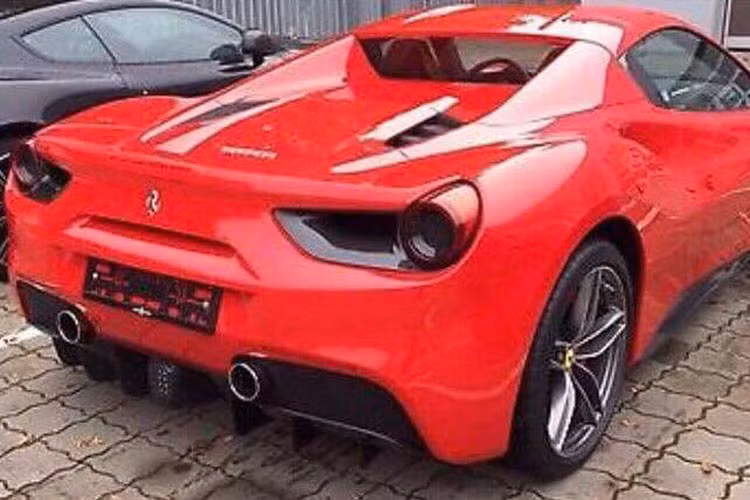 Theo nhiều nguồn tin, chiếc Ferrari 488 Spider với ngoại thất đỏ rực và "nội y" màu da bò đã có chủ nhân "đập hộp", tuy nhiên mức giá giao dịch lại không được hé lộ, chỉ biết rằng tại thị trường nước ngoài, gía siêu xe Ferrari mui trần này là 270.000 USD (khoảng hơn 6 tỷ đồng).