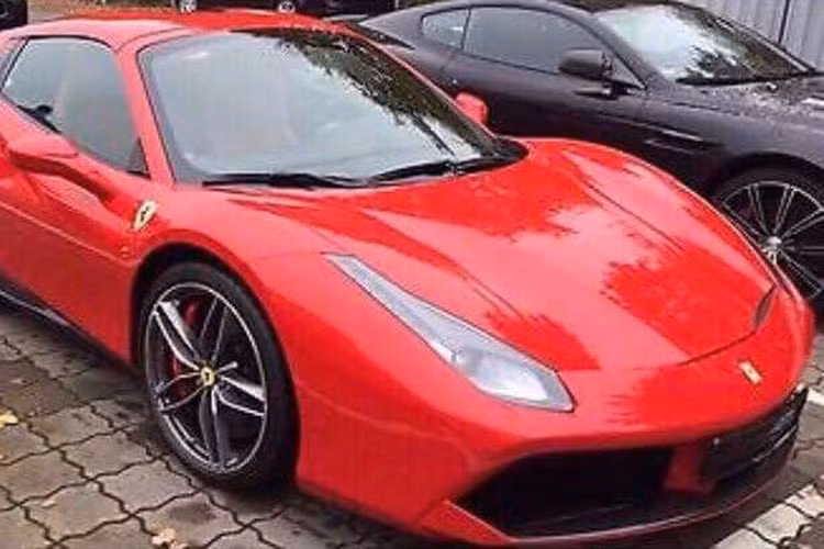 Ferrari 488 Spider là phiên bản mui trần của thế hệ siêu xe 488 GTB mới nhất. Theo đại diện Ferrari từng cho biết, 488 Spider là chiếc siêu xe mui trần mạnh mẽ nhất, sáng tạo nhất mà họ từng chế tạo từ trước tới nay.