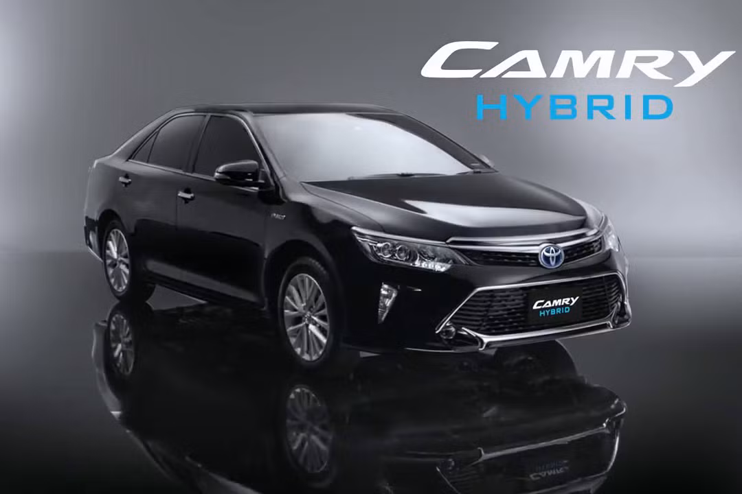 Kích thước của Toyota Camry 2017 không thay đổi so với trước, cụ thể chiều dài tổng thể 4.850 mm, rộng 1.825 mm, cao 1.470 mm và chiều dài cơ sở 2.775 mm. Khoảng sáng gầm 150 mm, dung tích bình xăng 65 lít và bán kính quay 5,5 m.