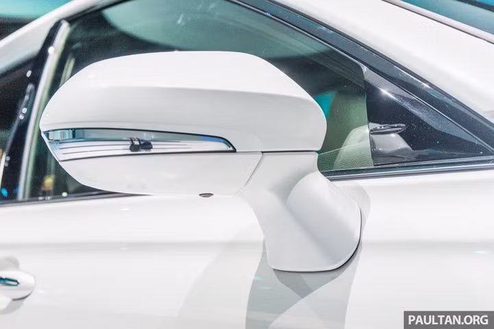 Ngoài ra, còn có các chi tiết trang trí kim loại trên gương bên, la-zăng có thiết kế mới.