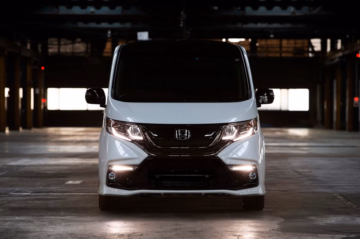 Honda STEP VGN Modulo X được độ với gói bodykit Modulo chính hãng.