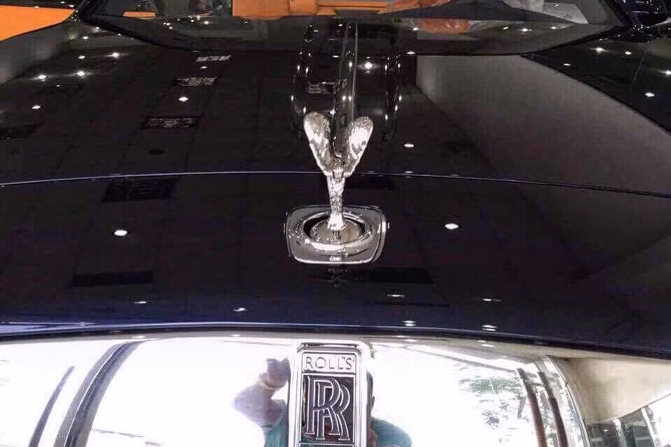 Ở một số thị trường khác trong khu vực Đông Nam Á như Thái Lan hay Malaysia, Rolls-Royce Dawn có giá bán khoảng 1 triệu USD. Trong khi đó, tại buổi ra mắt chính thức tới các khách hàng trên thế giới tại triển lãm Frankfurt hồi tháng 9/2015, xe có giá bán 400.000 USD.