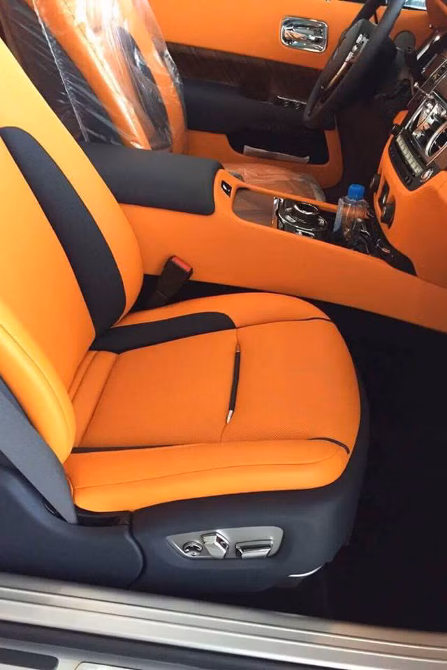 Rolls-Royce Dawn sở hữu kích thước 5.285mm dài, 1.947mm rộng, 1.502mm cao, cùng chiều dài cơ sở 3.112mm, trọng lượng không tải 2.560kg (nặng hơn Wraith khoảng 200kg do hệ thống mui phức tạp).