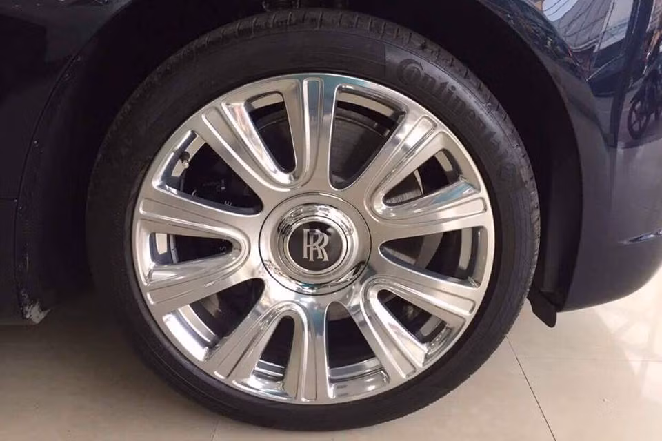 Hai bên sườn của mẫu siêu xe hạng sang này có sự xuất hiện của đường Coachline được vẽ bằng tay bởi nghệ nhân Mark Court, đây chính là điểm đặc biệt trên những chiếc Rolls-Royce. Bộ mâm đa chấu cùng logo hai chữ R lồng ghép vào nhau đặc trưng của hãng.