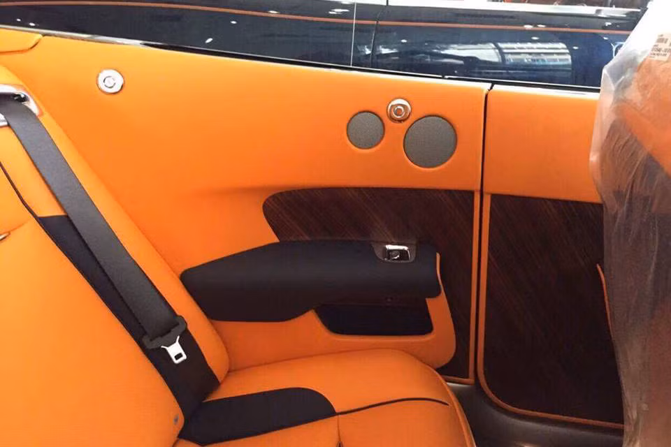 Rolls-Royce trang bị cho Dawn động cơ V12 6.6L Twin-Turbo công suất 563 mã lực tại 5.250v/ph và mô-men xoắn cực đại 780Nm tại 1.500v/ph, hộp số tự động 8 cấp của ZF. Với tự trọng 2.560kg, Dawn mất 4,9 giây để tăng tốc 0-100km/h, tốc độ tối đa 250km/h.