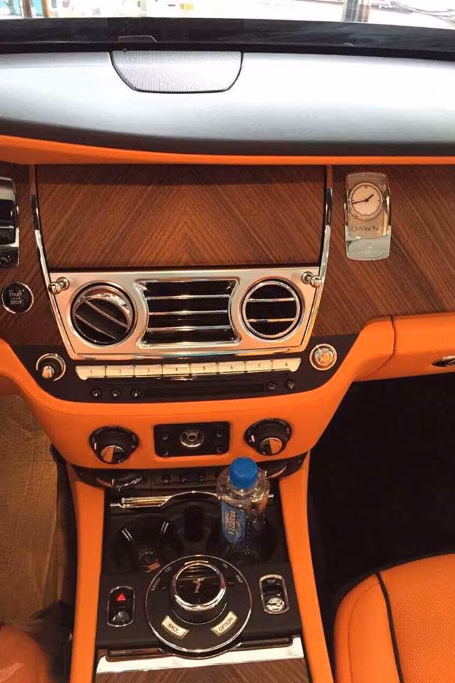 Cũng giống như đa số những chiếc siêu xe sang Rolls-Royce khác, mui trần Dawn cũng được trang bị một đồng hồ kim gắn dòng chữ Dawn đầy "sang chảnh" bên trong đặt nổi bật tại trung tâm tap-lô.