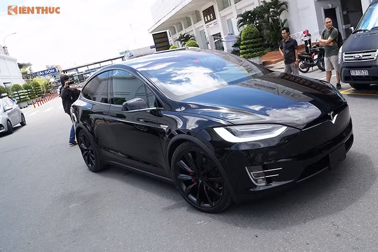 Siêu SUV chạy điện Tesla Model X P100D cũng không nằm ngoài danh sách. Xét về khả năng tăng tốc, không có chiếc SUV nào có thể qua mặt được Tesla Model X P100D 2018. Xe có thể tăng tốc 0-100 km/h trong 2,9 giây, tương đương với nhiều mẫu siêu xe.
