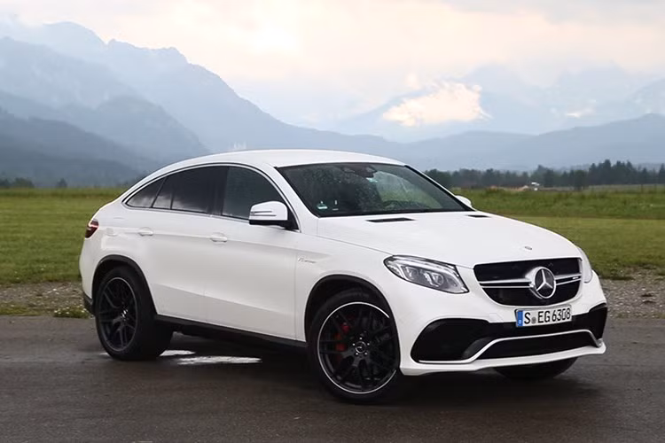 AMG GLE 63 S 2018 có công suất mạnh mẽ hơn nhiều so với GLE 63 ở trên. Sức mạnh phiên bản này nâng lên 577 mã lực tại vòng tua 5.500 rpm và mô men xoắn cực đại 760 Nm. Nhờ đó, xe có thể tăng tốc từ 0-100 km/h trong 4,3 giây, nhanh hơn những 1,1 giây so với bảng GLE 63.
