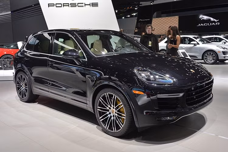 Thêm một thương hiệu xe sang Đức góp mặt với mẫu Porsche Cayenne Turbo S sở hữu khối động cơ mạnh mẽ 570 mã lực, có khả năng tăng tốc 0-100km/h chỉ trong 3,8 giây và có thể đạt tốc độ tối đa 283 km/h.
