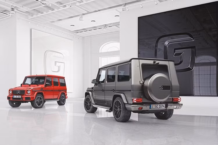 Mercedes G63 AMG được mệnh danh là ông vua địa hình hạng sang của thương hiệu xe hơi đình đám Đức. Xe sở hữu khối động cơ tăng áp kép V8 5.5 lít sản sinh công suất 563 mã lực và thiết kế thể thao như bộ la-zăng thể thao 5 chấu, cặp ống xả thể thao AMG ở sườn bên trái.