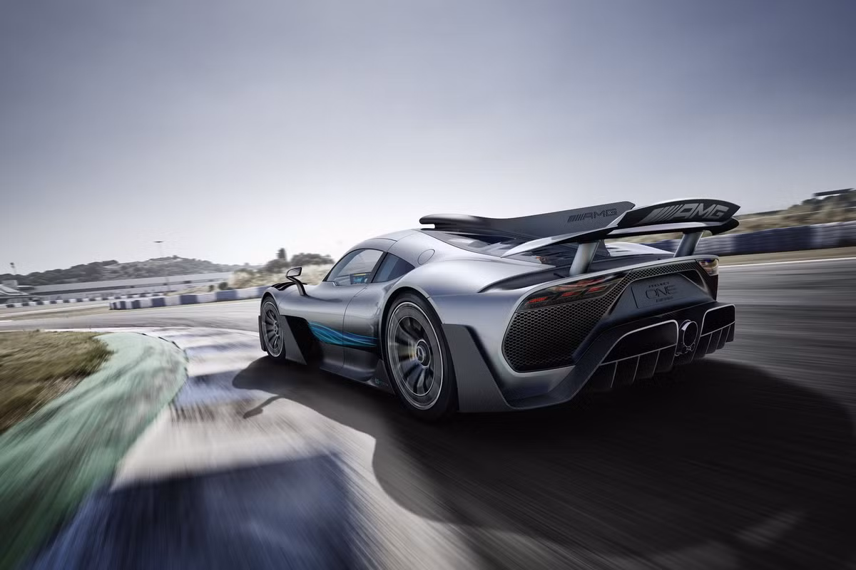 Siêu phẩm Project One sở hữu những thông số ấn tượng về mặt hiệu năng, nó bao gồm động cơ tăng áp V6 1.6L cùng bốn motor điện cho công suất lên đến hơn 1.000 mã lực cho khả năng tăng tốc từ 0-200 km/giờ trong chưa đầy 6 giây trước khi đạt tốc độ tối đa hơn 350 km/giờ.