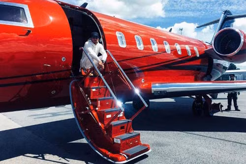 Lewis Hamilton là người da đen đầu tiên lái xe trong một cuộc đua F1 khi ra mắt năm 2007 và ngay lập tức tạo nên cơn sóng lớn khi về đích thứ hai, chỉ sau Kimi Raikkonen với 1 điểm cách biệt. Ngay năm sau, “viên ngọc đen” nước Anh đã giành chức vô địch thế giới.