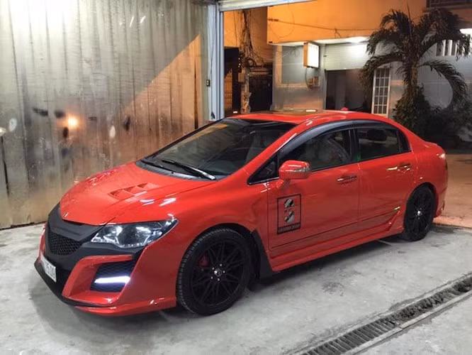 Để giúp Civic trở nên giống với NSX xưởng này đã độ phần đầu của chiếc xe với bộ cản trước góc cạnh đầy tính khí động học. So với chiếc siêu xe NSX thật, bản độ này còn “ưu việt” hơn khi có thêm cặp đèn sương mù LED đầy hấp dẫn giá xe honda city.