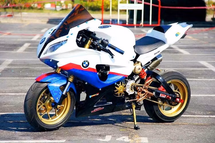 Đây không phải là bản độ S1000RR đầu tiên của dân chơi xe máy từ chiếc xe máy côn tay Honda MSX125. Trước đó đã từng xuất hiện bản độ S1000RR ấn tượng không kém của một biker Thái Lan.