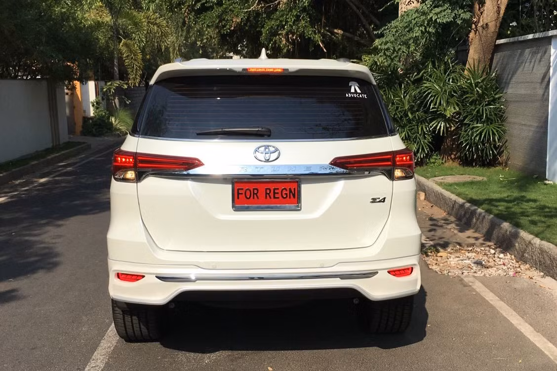 Là thế hệ hoàn toàn mới, Toyota Fortuner 2017 mới được trang bị nhiều công nghệ an toàn như: hệ thống ổn định thân xe VSC, hệ thống khởi hành ngang dốc HAC và hỗ trợ xuống dốc DAC, 7 túi khí, hệ thống kiểm soát tốc độ cruise control, khung xe GOA cứng cáp hơn, camera lùi... 