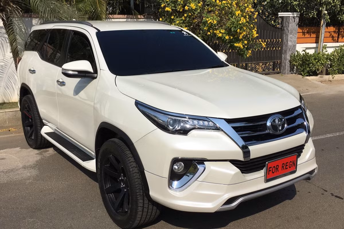 Toyota Fortuner 2017 có 2 tùy chọn động cơ khác nhau. Đầu tiên là động cơ diesel 4 xy-lanh thẳng hàng, tăng áp, dung tích 2,4 lít với công suất tối đa 110 kW tại vòng tua máy 3.400 vòng/phút và mô-men xoắn cực đại 400 Nm tại dải vòng tua từ 1.600 - 2000 vòng/phút. Động cơ kết hợp với hộp số sàn 6 cấp. 