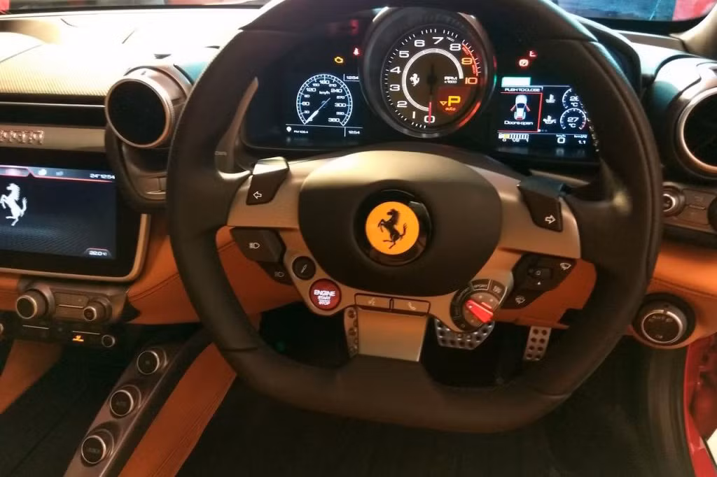 Nội thất bên trong tương đồng với các thế hệ đàn anh, ngoại trừ được bổ sung thêm hàng ghế thứ hai, ghế lái bọc da cao cấp, thân ghế với đường gân dập nổi kèm một số đường viền đen thăng thêm sự sang trọng.