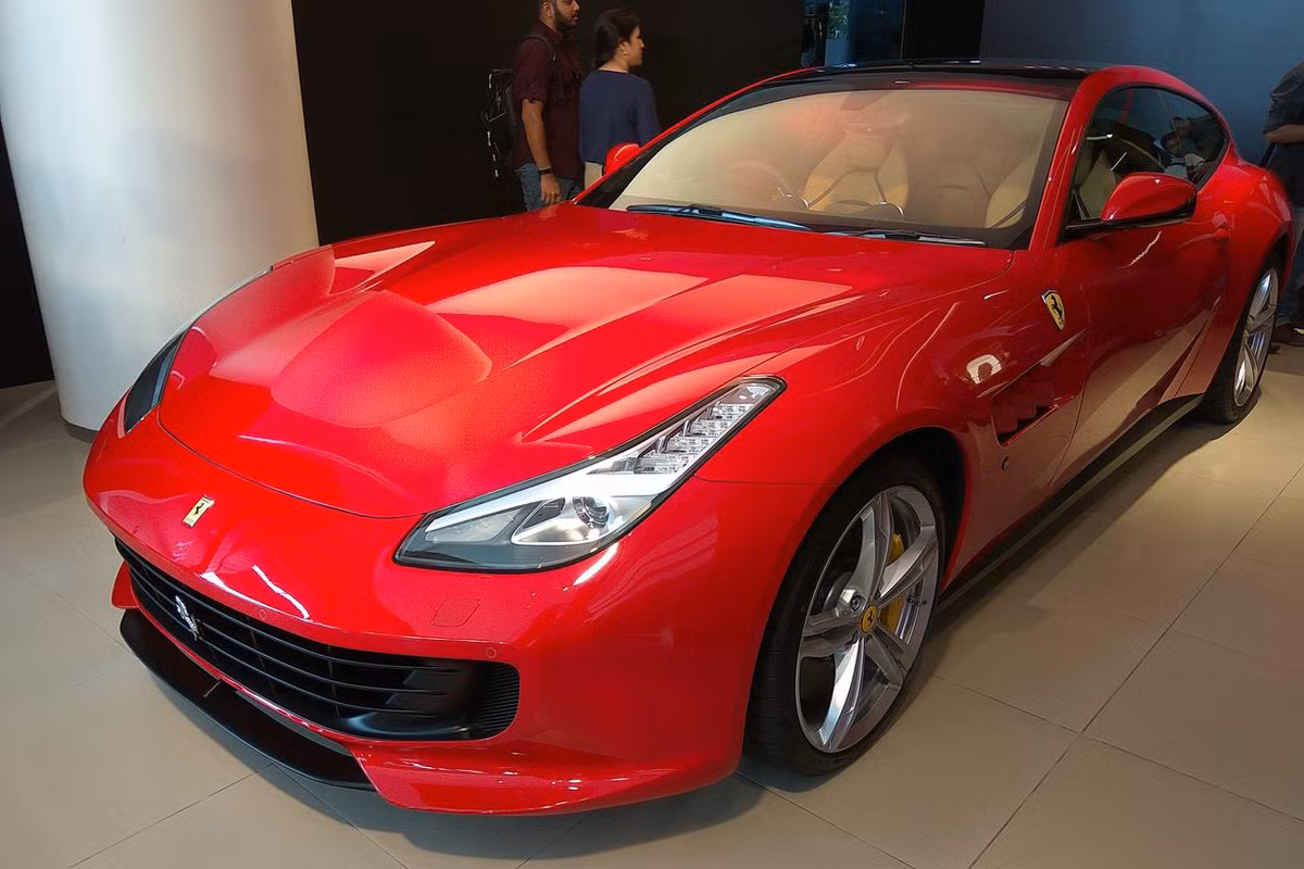 Thiết kế bên ngoài của phiên bản siêu xe GTC4Lusso T mới này không có gì khác biệt so với bản GTC4Lusso trước đây, ngoại trừ bộ mâm 5 chấu kép mới có khoảng trống lớn hơn.