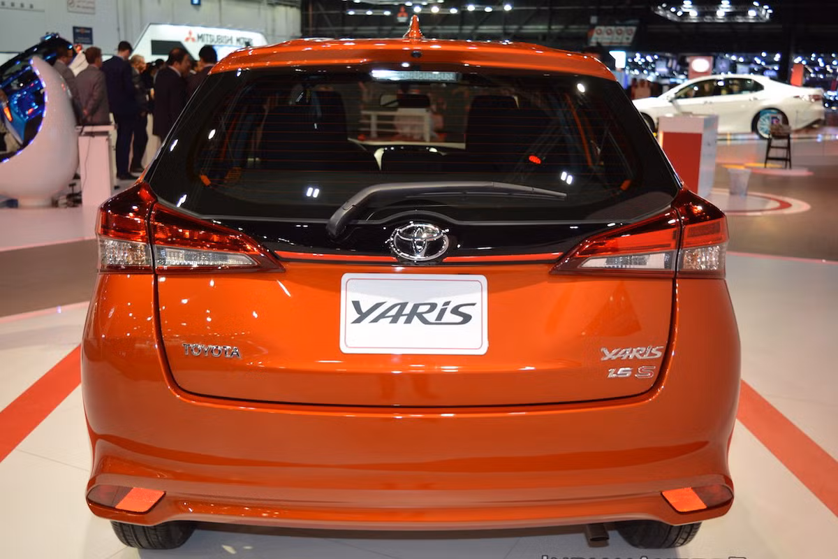 Ở phía sau, Yaris phiên bản 2018 sở hữu đèn hậu dạng LED mảnh đi cùng với cản sau liền khối tạo cảm giác vững chắc. Đặc biệt cánh gió trên nắp ca-pô gắn thêm mang cá mập khá bắt mắt.